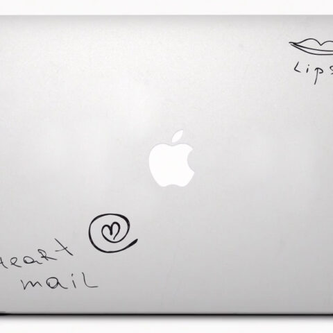 Love - samolepiaca dekoračná nálepka na Macbook